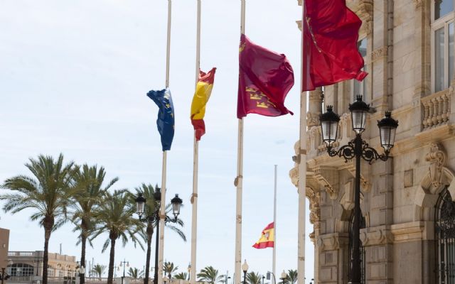 Luto en las banderas del Palacio Consistorial por la muerte de Adolfo Suárez