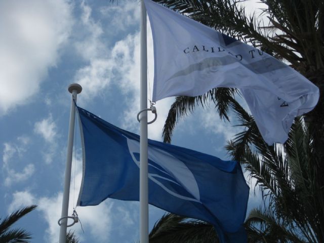 Izado de banderas azules y Q de calidad en las playas de Cartagena