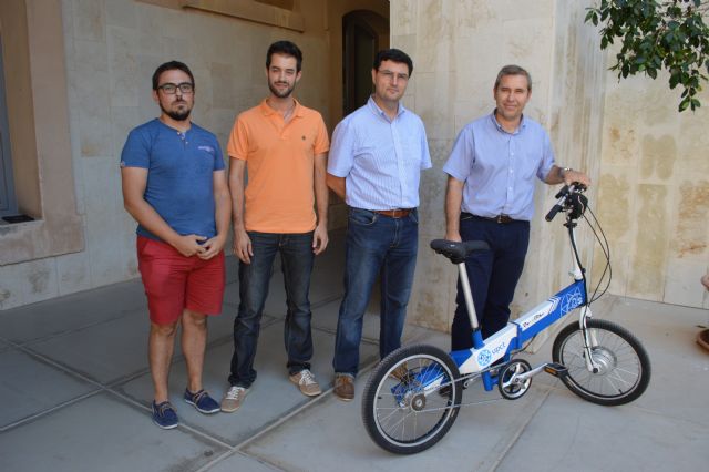 Tres egresados de la UPCT diseñan un prototipo de bicicleta eléctrica para la Universidad, que quiere contar con siete más
