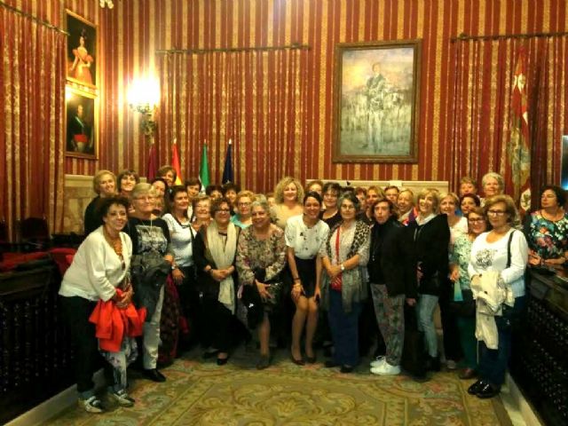 El Ayuntamiento de Sevilla recibe a un grupo de cartageneras