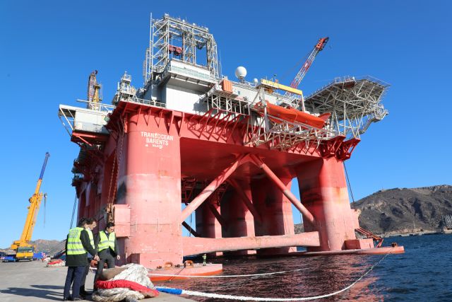 La plataforma petrolífera Transocean Barents atraca en el Dique Suroeste tras un dispositivo especial con traslado en helicóptero del práctico al semisumergible