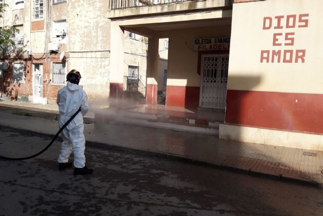 Bomberos desinfectan Lo Campano mientras Policía Local aumenta los controles para que se respete el confinamiento por el brote de COVID