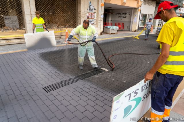 Las calles de la plaza Juan XXIII estrenan nuevo asfalto
