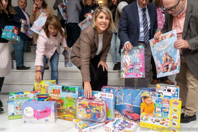 Cartagena comienza la campaña para que ningún niño se quede sin juguetes en Navidades