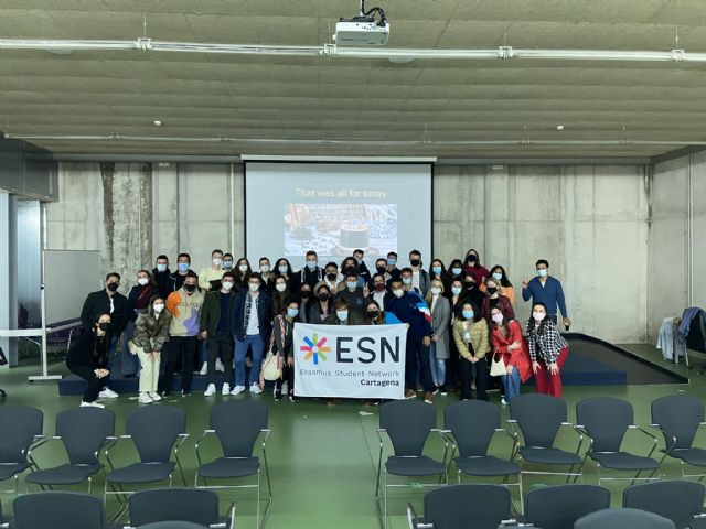 Más de 60 participantes en la primera sesión de intercambio lingüístico con erasmus