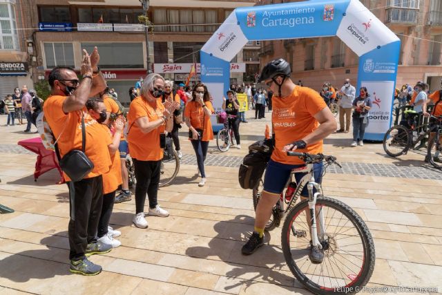 Juancho llega a Cartagena tras recorrer 400 kilómetros en bici por la leucemia