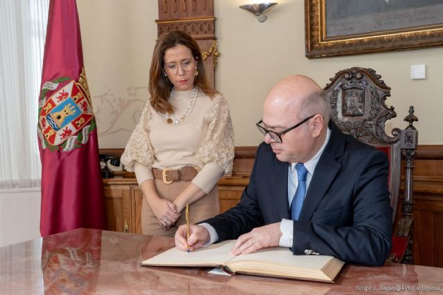 El embajador de Turquía en España firma en el Libro de Oro de Cartagena
