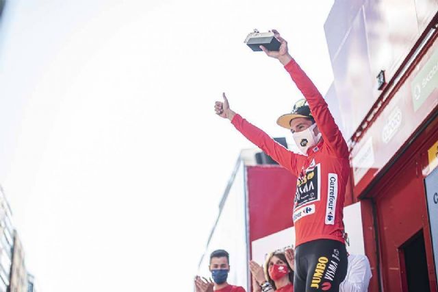 Sorteo de un maillot rojo de líder de La Vuelta al realizar una encuesta sobre la etapa de Cartagena