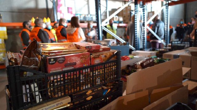 Los cartageneros donan 7 toneladas a la Campaña de Recogida de Alimentos por Navidad
