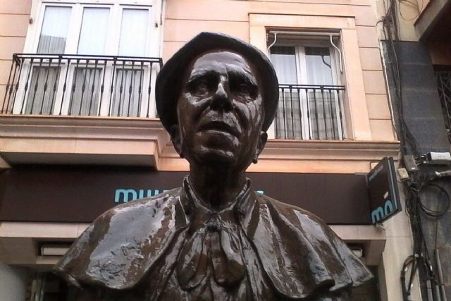 El Ayuntamiento trabaja en la restauración del busto del pintor Vicente Ros