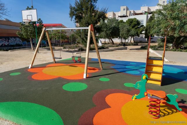La Plaza de la Roca estrena nueva zona de juegos infantiles para los más pequeños
