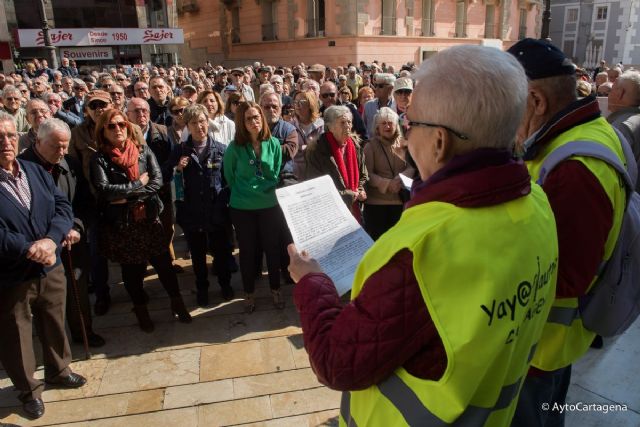 La alcaldesa participa en las protestas de los pensionistas por la subida del 0,25 por ciento