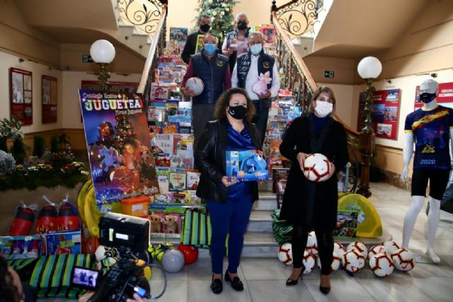 La APC entrega al Ayuntamiento de Cartagena 400 juguetes para su campaña 'Contagia ilusión. Juguetea'