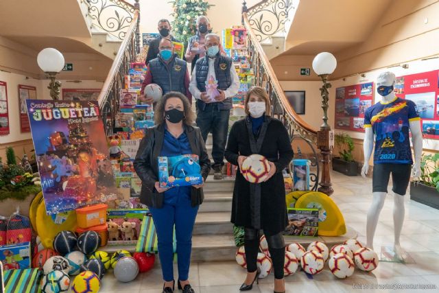La Autoridad Portuaria dona 400 juguetes a la campaña del Ayuntamiento