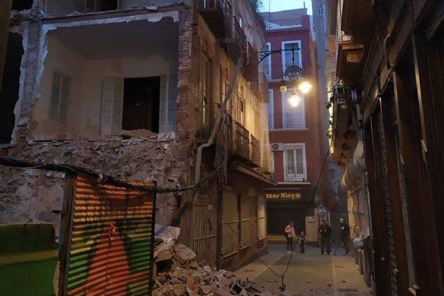 El derrumbe de la medianera de un edificio obliga a cortar las calles de Aire y Cuatro Santos