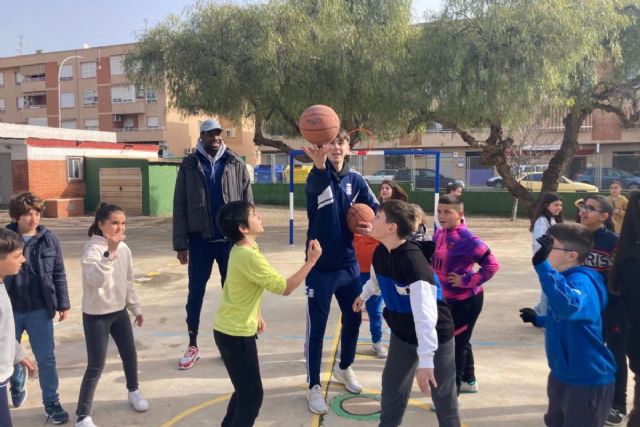 Continúa la campaña ´Encesta con nosotros´ que promueve el baloncesto en centros educativos