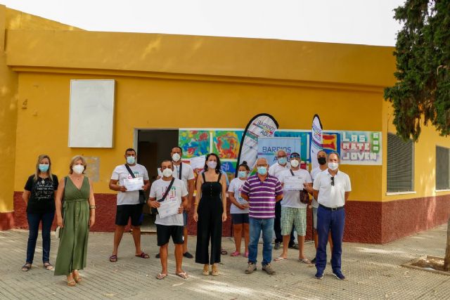 Los participantes del programa Barrios ADLE en la Barriada Virgen de la Caridad reciben sus diplomas