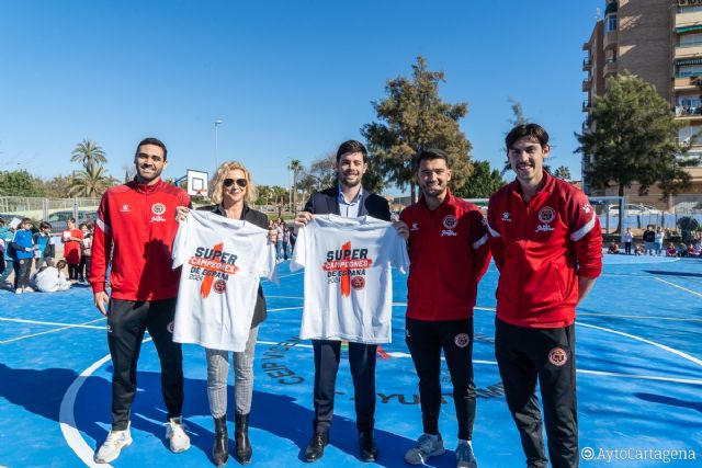 El Jimbee Cartagena lleva la Supercopa de España de fútbol sala al colegio Vicente Medina de Ciudad Jardín