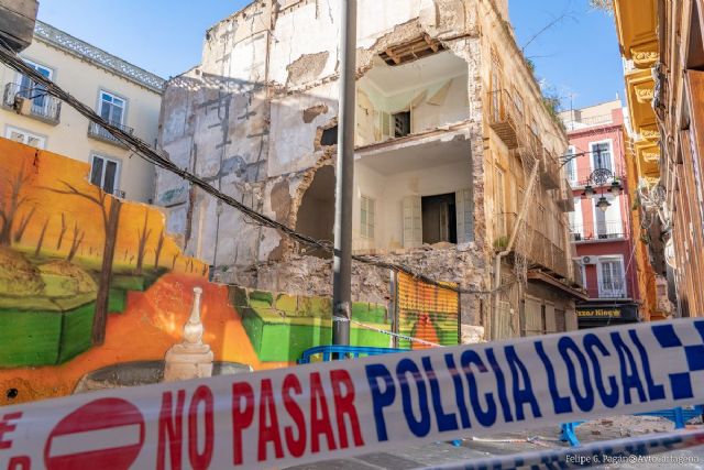 Urbanismo apuntala la fachada del edificio caído en la calle Cuatro Santos a la espera de permiso para su derribo interior