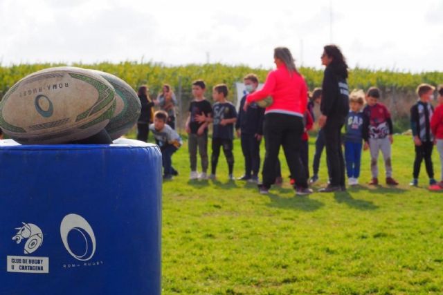 Más de 120 niños participan en el Día del Amigo de la escuela de rugby del CRU Cartagena