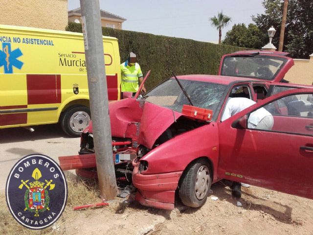 Bomberos de Cartagena rescatan a una persona atrapada en su vehiculo tras un accidente de trafico en El Albujon