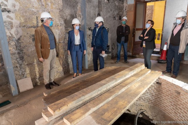 La alcaldesa y el bisnieto de Isaac Peral visitan las obras de la casa-museo del inventor de Cartagena