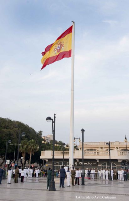 Las Fuerzas Armadas conmemoran su festividad en Cartagena con el arriado solemne de la bandera