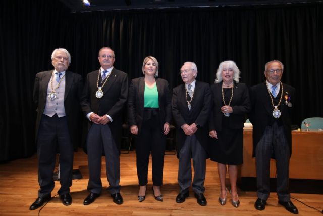 La alcaldesa felicita a Tomás Martínez Pagán por su ingreso en la Real Academia de Gastronomía