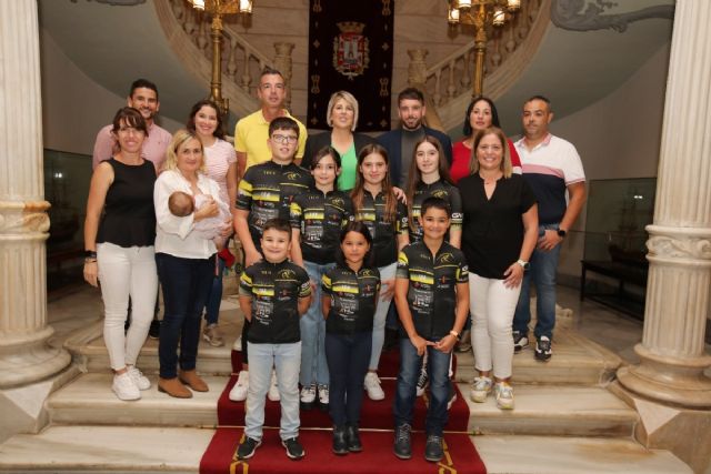 El Club Ciclista Los Dolores visita el Palacio Consistorial de Cartagena tras los éxitos de esta temporada