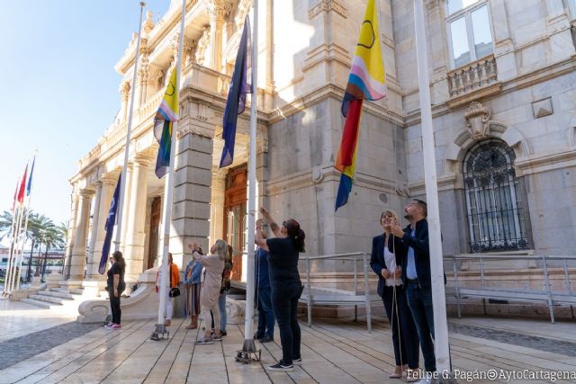 Cartagena conmemora el día de la Visibilidad Lésbica con el izado de su bandera en el Palacio Consistorial