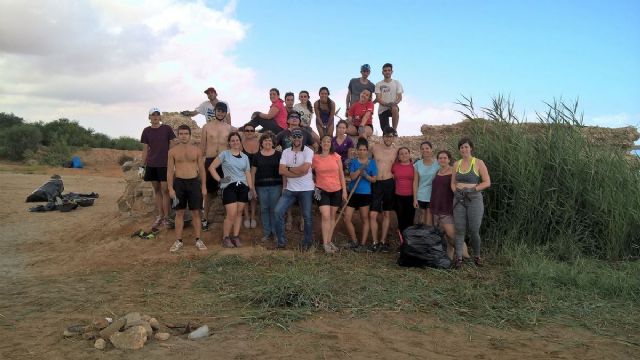 Los participantes del I Campo de trabajo Cartagena Arqueologica trabajan en el yacimiento romano de los Castillicos