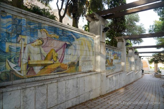 Cartagena elaborará un inventario de las obras murales y vidrieras de Enrique Gabriel Navarro y Ramón Alonso Luzzy