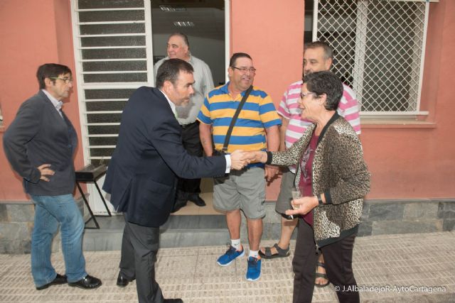 El alcalde toma nota de las necesidades de los vecinos de Fuente Cubas