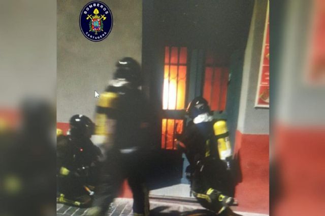 Efectivos de Bomberos rescatan a un hombre del incendio en el kebab de la Plaza del Risueño