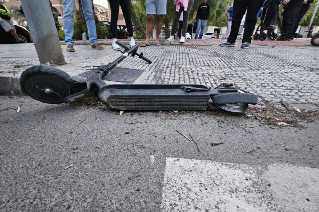 Policía Local de Cartagena interviene en el accidente de una menor que iba en patinete