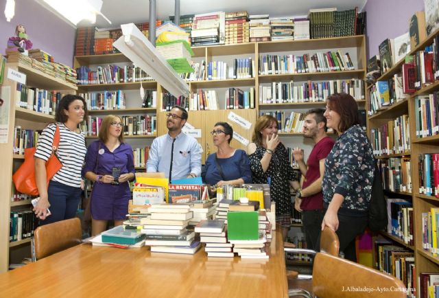 Cultura estudiara futuras colaboraciones para promover actividades en la biblioteca vecinal de Santa Ana
