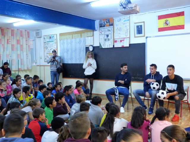 Jugadores del FC Cartagena visitan el CEIP La Asomada para prevenir el absentismo escolar