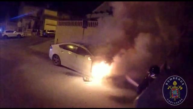 Los Bomberos de Cartagena sofocan el incendio de un vehiculo aparcado en La Vaguada