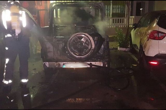 Arden tres vehículos en La Manga