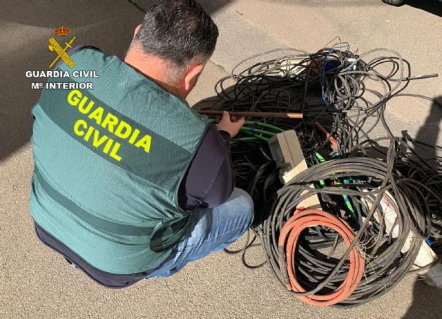 La Guardia Civil detiene a dos jóvenes en Cartagena por la sustracción de más de media tonelada de cobre de telefonía
