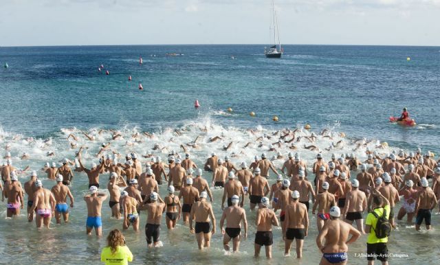 La vuelta a nado al faro de Cabo de Palos tendrá este sábado una participación récord de 350 nadadores