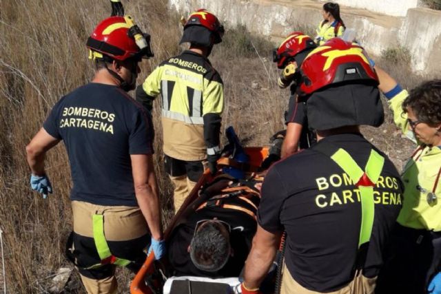 Bomberos de Cartagena rescatan a un senderista en El Carmolí y apagan un fuego en una casa de Reina Victoria