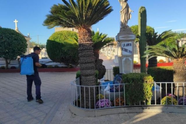El Ayuntamiento refuerza el control de mosquitos en los cementerios de Cartagena para el Día de Todos los Santos