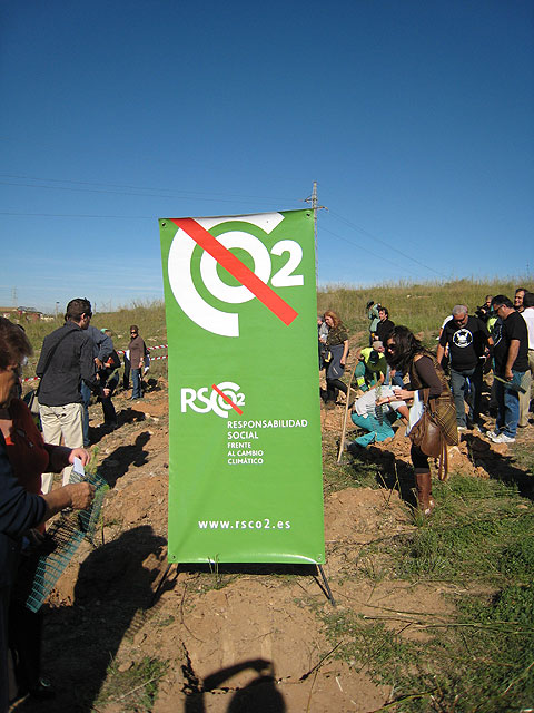 Un cartel informa a los participantes en la actividad sobre la iniciativa RSCO2