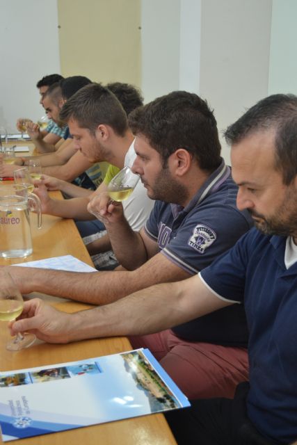  Alumnos del curso de cata de vino juzgando esta mañana caldos dulces en la Estación Agroalimentaria Experimental Tomás Ferro