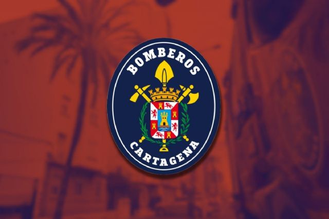 Bomberos de Cartagena rescatan a una senderista exhausta en el acceso a la base militar de La Algameca