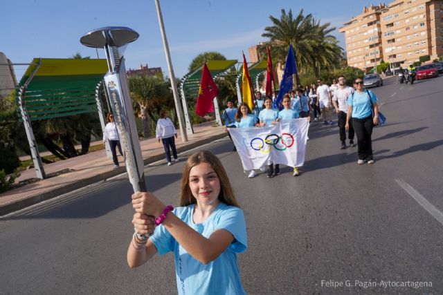 La antorcha olímpica de Barcelona 92 encara la línea de meta en los colegios de Cartagena
