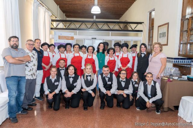 23 jóvenes finalizan los cursos de Operaciones de Cocina y de Servicios de Restaurante de la ADLE