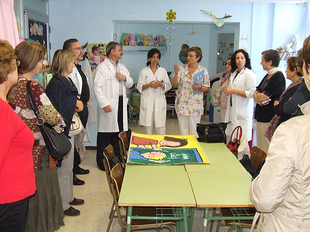 El gerente del Hospital Universitario Santa María del Rosell de Cartagena, Manuel Ángel Moreno (en el centro), acompañó hoy a las profesoras del Hospital Universitario de Oviedo, Ramón y Cajal de Madrid y Vall d´Hebron de Barcelona en la visita que realizaron por  las aulas hospitalarias del centro sanitario