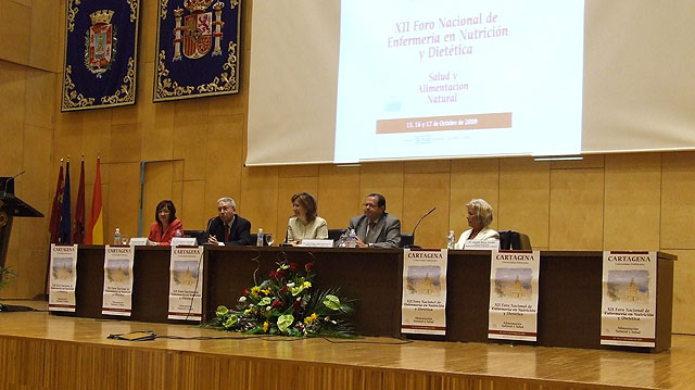 De izquierda a derecha, la presidenta de la Asociación de Diplomados en Enfermería de Nutrición y Dietética, Herminia Lorenzo, el vicerrector de Planificación y Coordinación de la Universidad Politécnica de Cartagena, José Antonio Cascales, la consejera de Sanidad y Consumu, María Ángeles Palacios, el concejal de Sanidad de Cartagena, Nicolás Ángel Bernal, y la presidenta del Foro, Ángeles Rubio